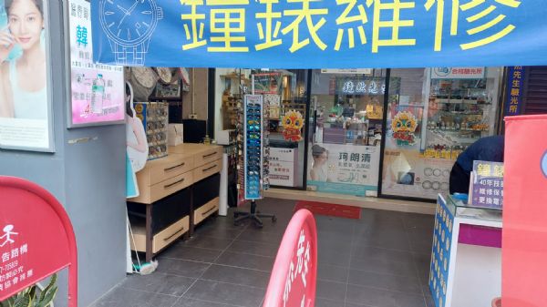 近精誠路精明商辦大樓旁精華騎樓出租台中市西屯區店面出租-照片2